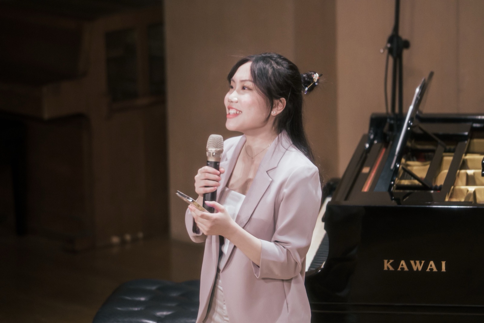 Yu誠攝影工作室 攝影作品 — 音樂家於舞台上的溫潤古典質感側拍